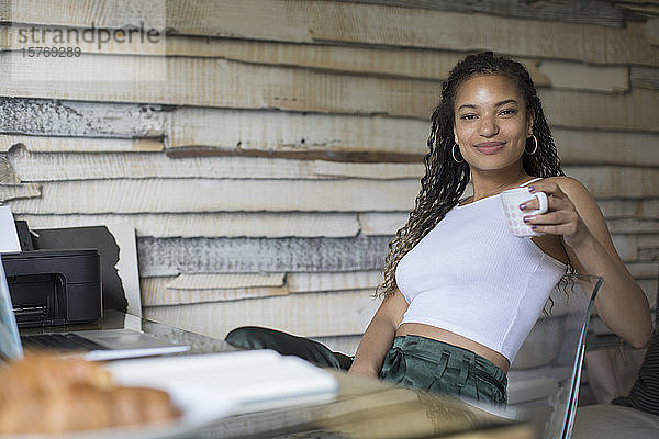 Porträt einer selbstbewussten jungen Unternehmerin bei der Arbeit im Home Office