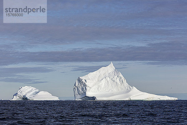 Majestätische Eisbergformationen auf dem sonnigen blauen Atlantischen Ozean Grönlands