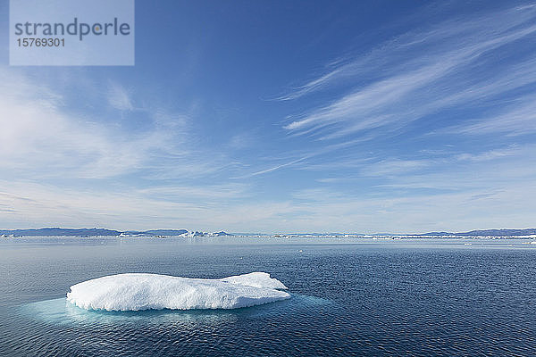 Schmelzendes Polareis auf dem sonnigen blauen Atlantischen Ozean Grönlands