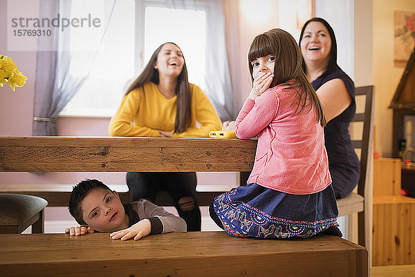 Porträt einer glücklichen Familie mit Down-Syndrom-Kind im Esszimmer