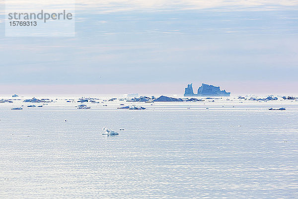 Schmelzende Eisberge auf dem weiten  ruhigen Atlantik Grönlands