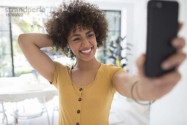 Glückliche selbstbewusste junge Frau  die ein Selfie mit ihrem Smartphone macht