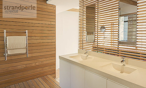 Doppelwaschbecken in einem modernen  luxuriösen Musterhaus im Badezimmer