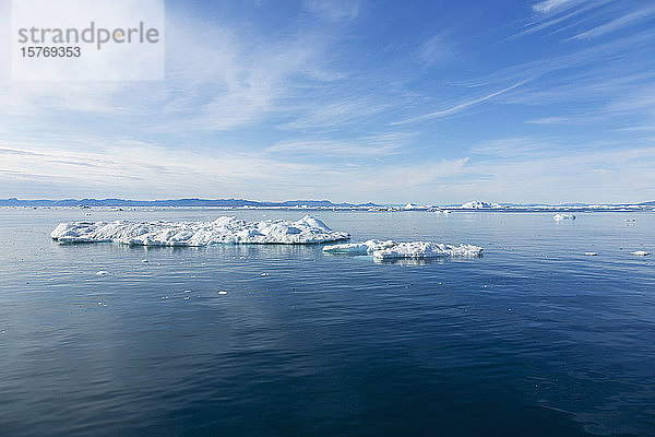 Schmelzendes Polareis über dem sonnigen blauen Atlantischen Ozean Grönland