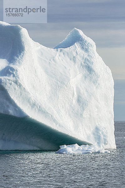 Majestätischer schmelzender Eisberg auf dem sonnigen Ozean Grönlands