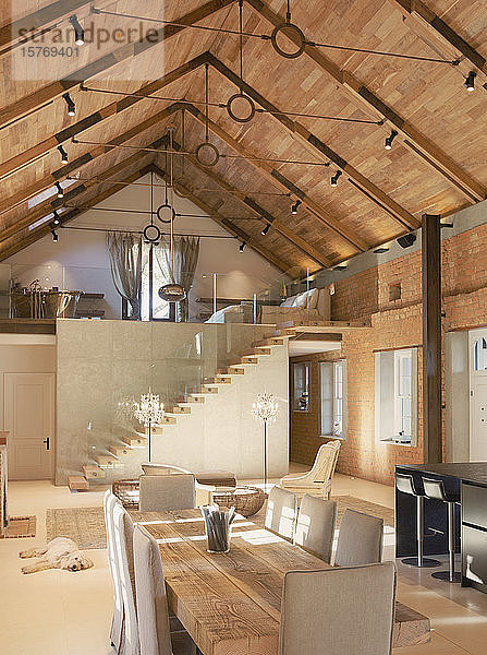 Home Showcase Innenraum Esszimmer mit Holz gewölbte Decke und Wendeltreppe Loft