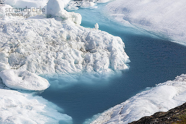 Landschaftliche Ansicht sonniger schmelzender Gletscher Atlantischer Ozean Grönland