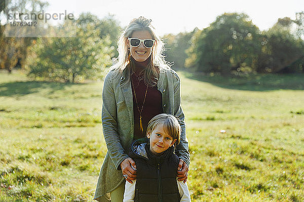 Portrait glückliche Mutter und Sohn im sonnigen Park