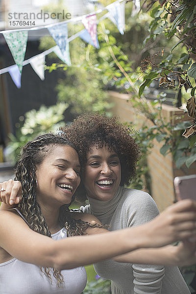 Glücklich sorglos junge Frauen Freunde nehmen Selfie mit Kamera-Handy