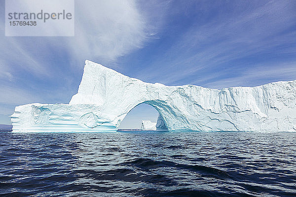 Majestätischer Eisbergbogen auf dem sonnigen blauen Atlantischen Ozean Grönlands