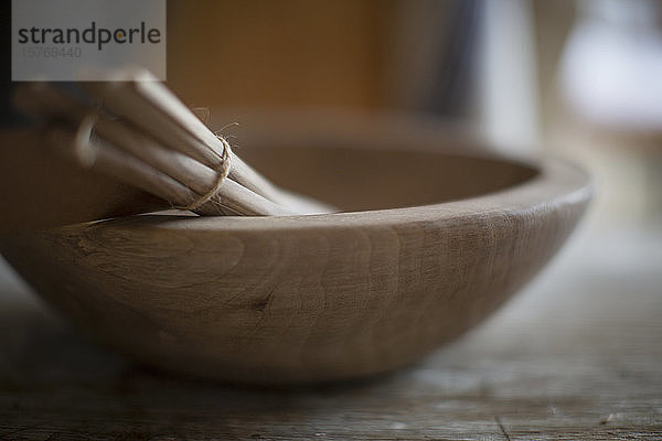 Nahaufnahme gebündelte Holzlöffel in Schale