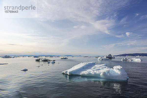 Schmelzendes Polareis am sonnigen Atlantik Grönland