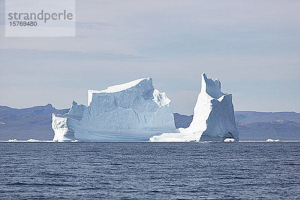 Majestätischer Eisberg auf dem sonnigen blauen Atlantischen Ozean Grönlands