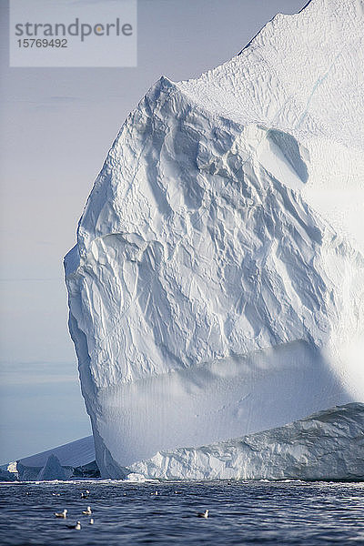 Majestätische Eisbergformation über dem sonnigen Ozean Grönlands