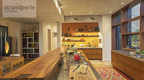 Home Showcase Interieur Küche mit Holztheke