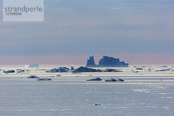 Schmelzende Eisberge über dem ruhigen Atlantischen Ozean Grönlands