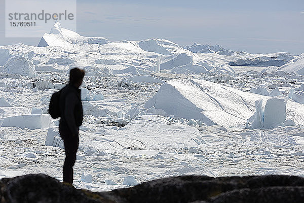 Silhouette Mann mit Blick auf sonnige Gletschereisschmelze Grönland