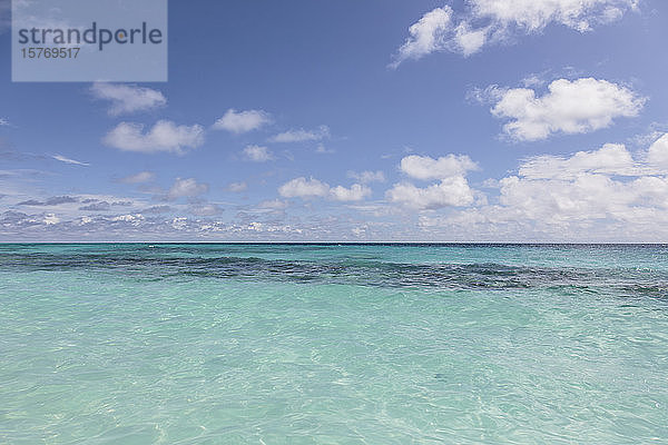 Ruhiger türkisfarbener Ozean unter strahlend blauem Himmel  Malediven