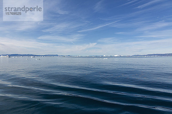 Schmelzendes Polareis auf dem sonnigen weiten blauen Atlantik Grönland