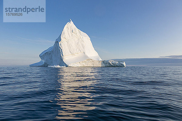 Majestätischer Eisberg auf sonnigem  ruhigem  blauem Atlantik Grönland