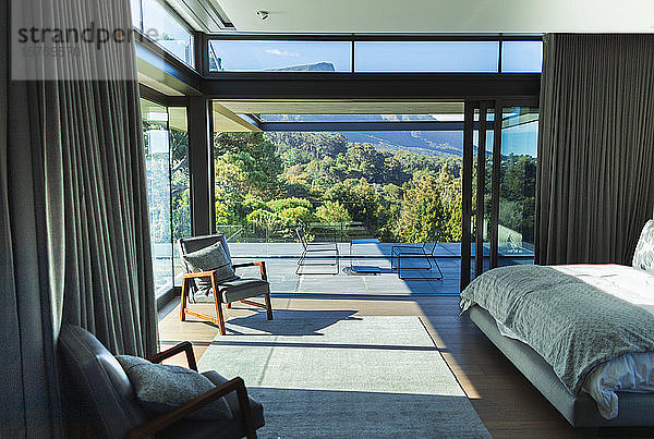 Modernes Musterhaus mit Schlafzimmer und Terrasse mit Panoramablick