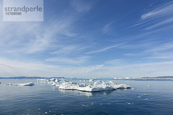Polareisschmelze auf dem sonnigen blauen Atlantik Grönland