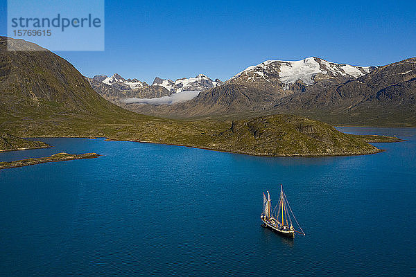 Schiff vor Anker in der malerischen Diskobucht Grönlands