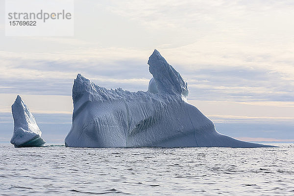 Schmelzender Eisberg auf dem Atlantischen Ozean Grönland