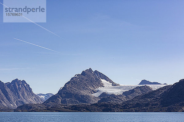 Majestätische Landschaft Bergblick unter sonnigen blauen Himmel Grönland