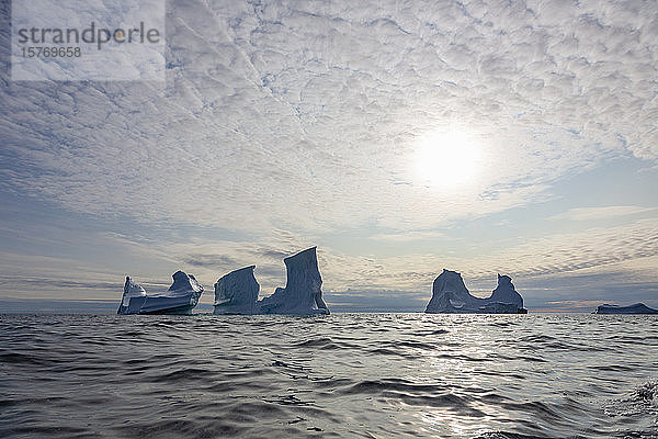 Majestätische Eisberge unter sonnigem Himmel am Atlantik Grönland