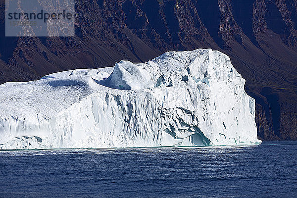 Großer Eisberg auf sonnigem blauen Atlantik Grönland