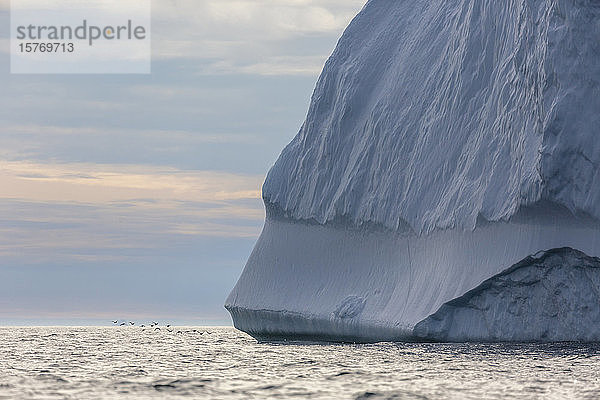 Majestätische Eisbergformation über dem Atlantischen Ozean Grönland