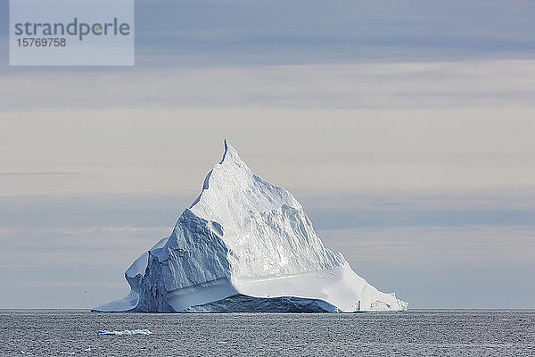 Majestätische Eisbergformation auf dem Atlantischen Ozean Grönland