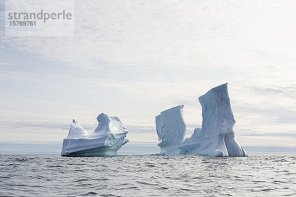 Majestätische Eisbergformationen im Atlantischen Ozean Grönland