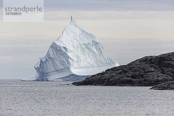 Majestätische Eisbergformation auf dem Atlantischen Ozean Grönland