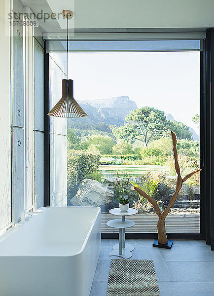 Modernes  luxuriöses Badezimmer mit Badewanne und Panoramablick