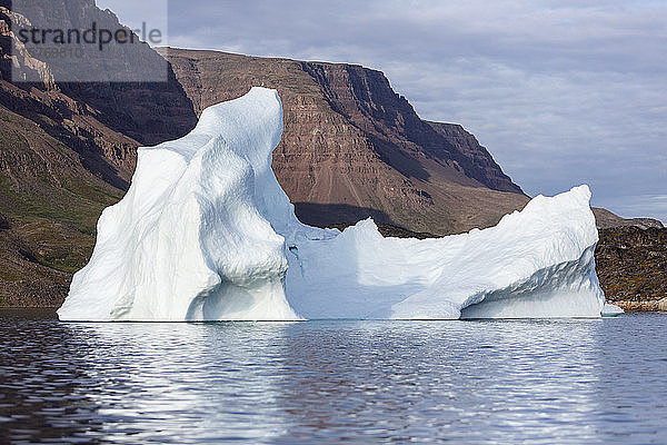 Blick auf Berge und die majestätische Eisbergformation Grönlands