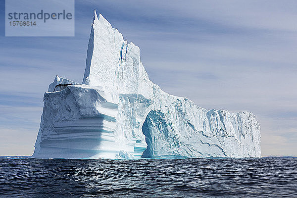 Majestätische Eisbergformation auf dem sonnigen blauen Atlantischen Ozean Grönlands