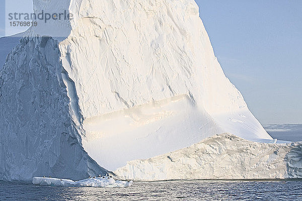 Sonnige majestätische Eisbergformation Grönland
