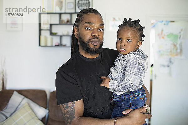Porträt selbstbewusster Vater mit Kleinkind