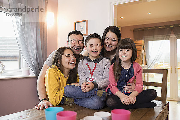 Porträt einer glücklichen Familie mit einem Kind mit Down-Syndrom