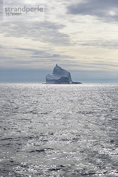 Majestätische Eisbergformation auf dem Atlantischen Ozean Grönland