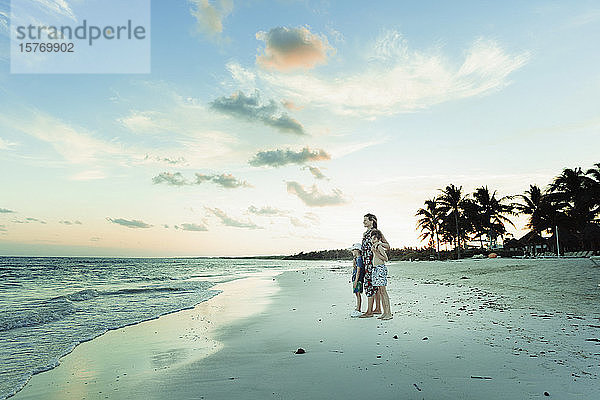 Familie entspannt sich an einem ruhigen tropischen Strand in Mexiko