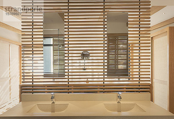 Doppelwaschbecken und Spiegel in modernem  luxuriösem Wohnschaufenster im Badezimmer