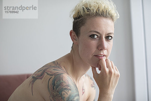 Porträt selbstbewusste schöne Frau mit Tattoos
