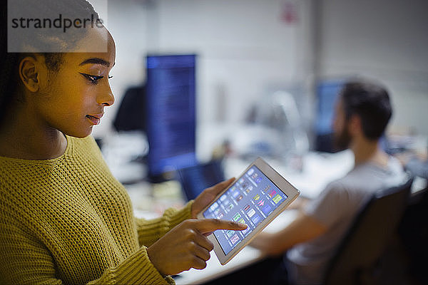 Geschäftsfrau benutzt digitales Tablet im Büro