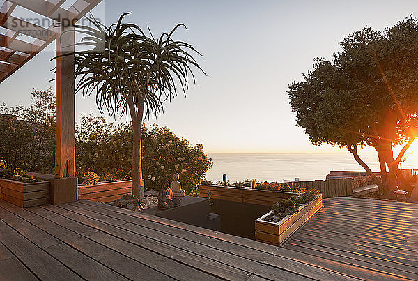 Ruhige  moderne  luxuriöse Wohnung mit Holzterrasse und Blick auf den Sonnenuntergang am Meer