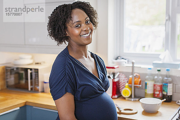 Porträt glückliche schwangere Frau in Küche