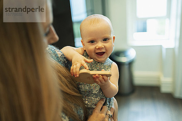 Porträt süßes Baby Mädchen in Mutter Armen