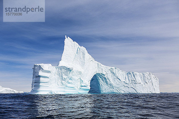 Majestätischer Eisberg mit Bogen über dem sonnigen blauen Atlantischen Ozean Grönland